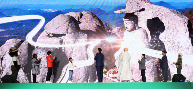 윤석열 대통령이 4일 대구 북구 엑스코에서 열린 제4회 국립공원의 날 및 팔공산 국립공원 승격 기념식에서 기념 퍼포먼스를 하고 있다. 대통령실통신사진기자단=연합뉴스